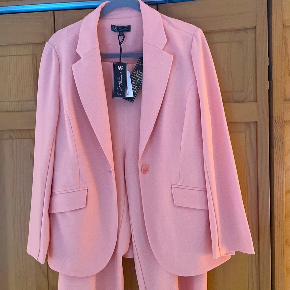 DG2 ladies  2 piece business suit.  Peach.NWT. Stretchy pull on pants. Washable